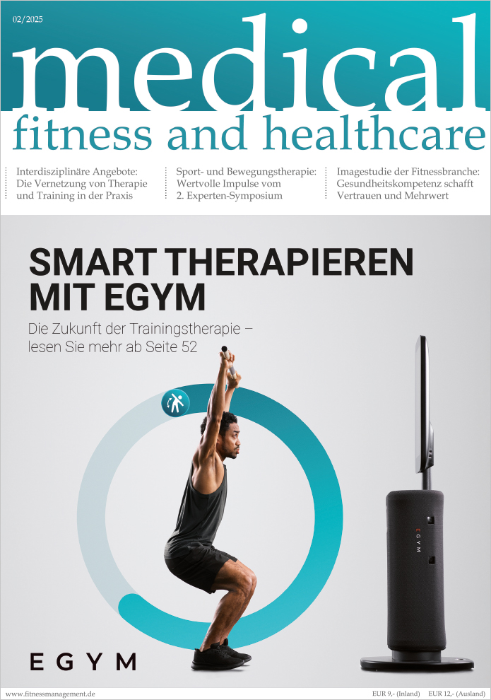 Titelblatt der Zeitschrift medical fitness and healthcare, Ausgabe 02/2025. Das Cover zeigt eine Person, die mit einem modernen Trainingsgerät von EGYM trainiert. Darüber steht die Überschrift: „Smart therapieren mit EGYM – Die Zukunft der Trainingstherapie“