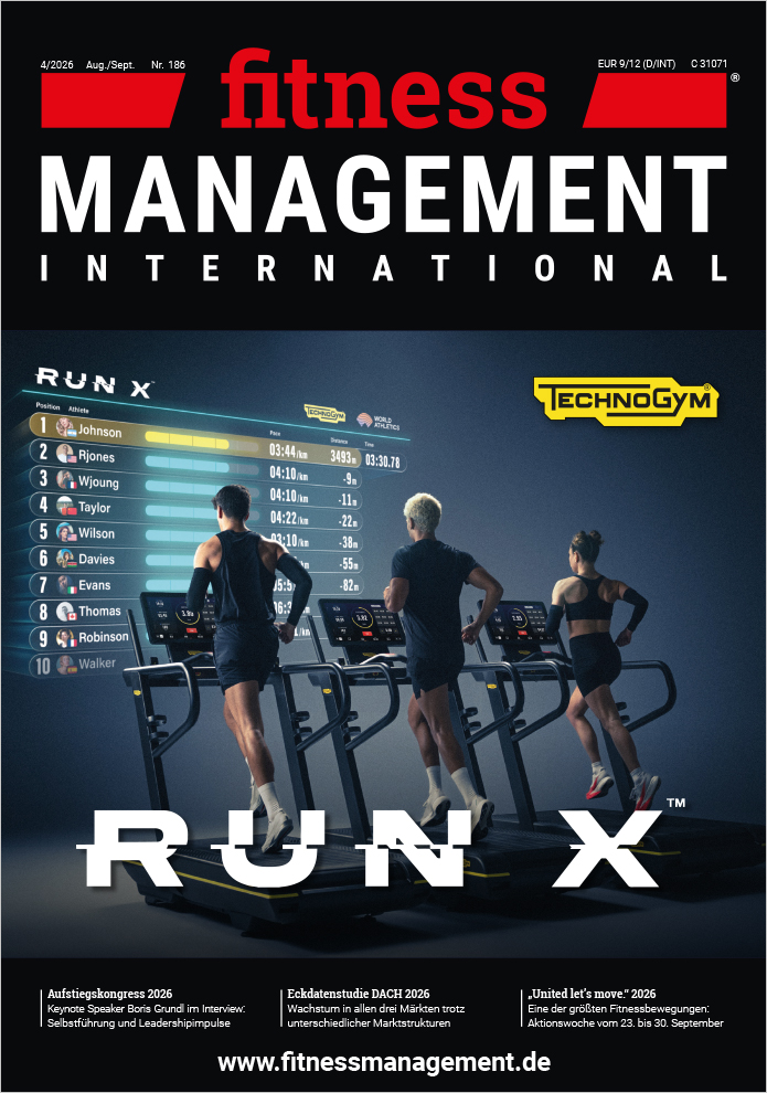 Titelbild der fitness MANAGEMENT international Ausgabe 04/2026 mit drei Personen auf Laufbändern und dem Titelthema „RUN X“